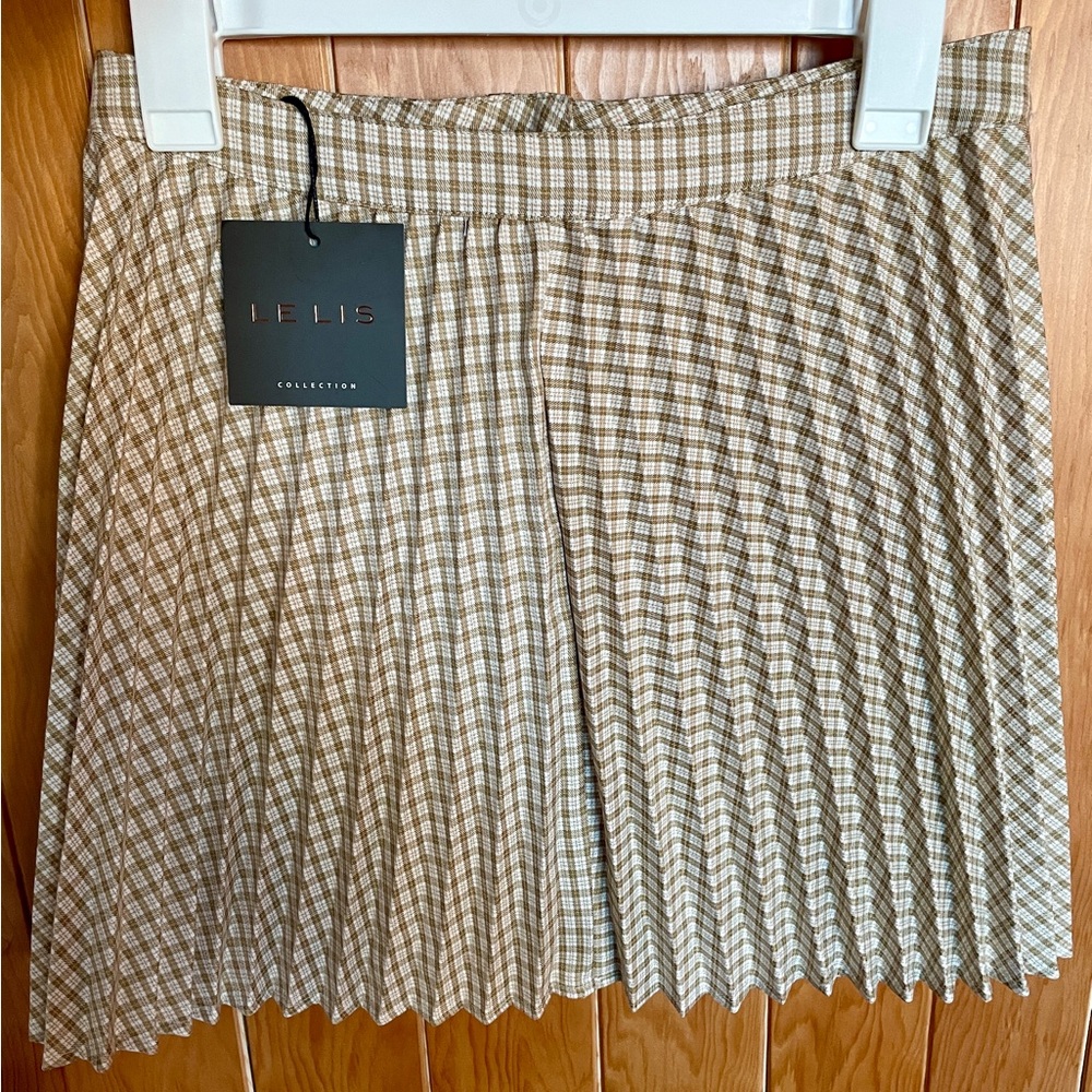 Cute, pleated mini skirt. Perfect for fall!